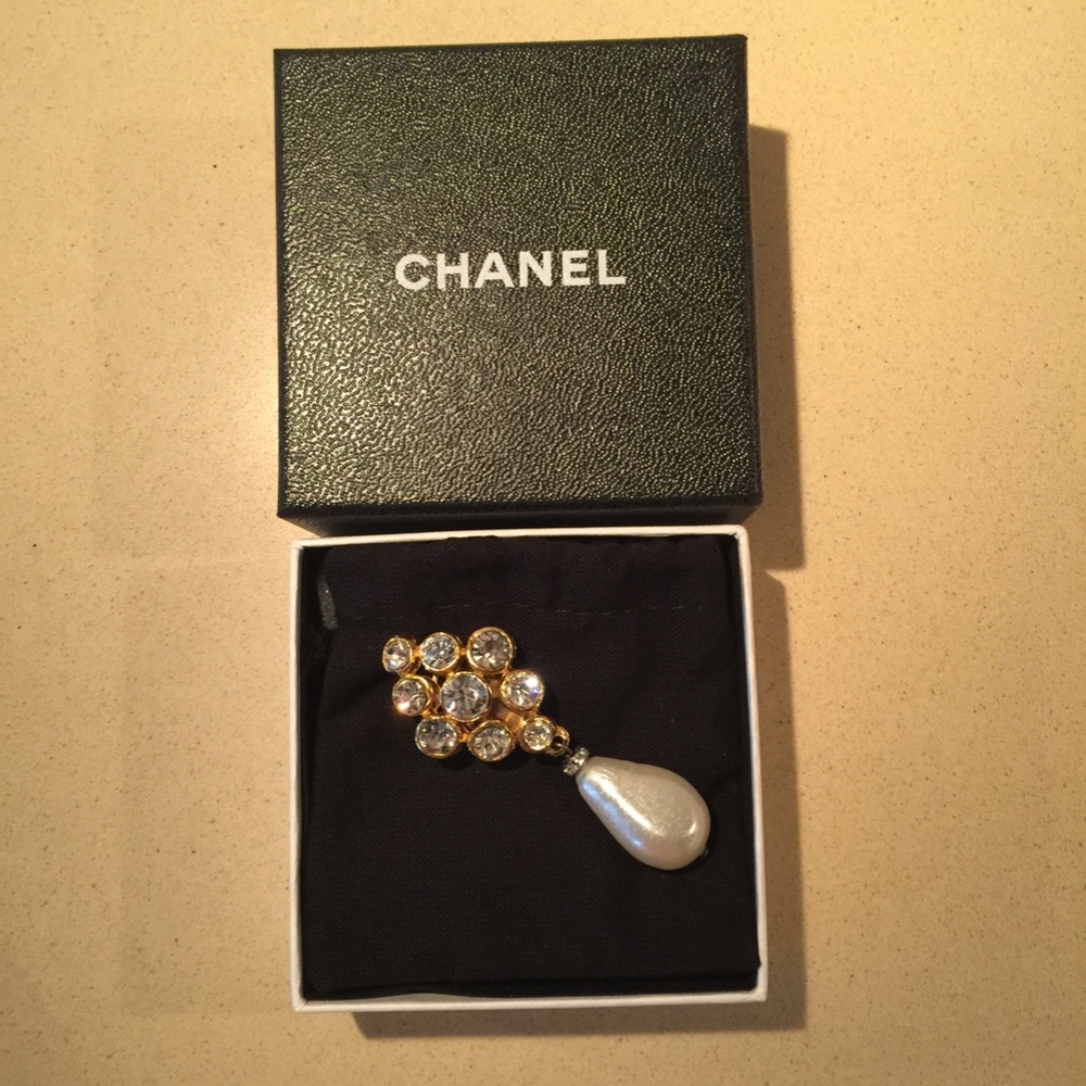 Vintage CHANEL Single Clip-on Earring